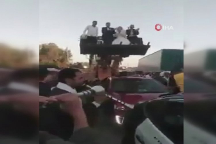 Gelinle damat koronadan korunmak i&ccedil;in dozer &uuml;st&uuml;nde gezdi