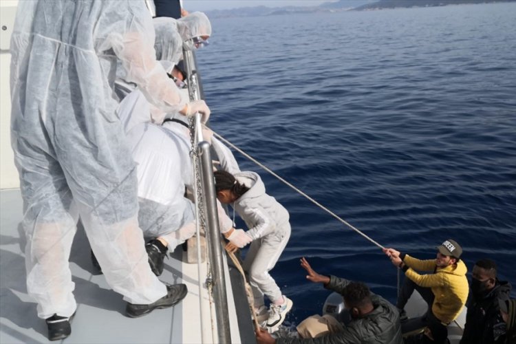 T&uuml;rk kara sularına geri itilen 34 d&uuml;zensiz g&ouml;&ccedil;men kurtarıldı