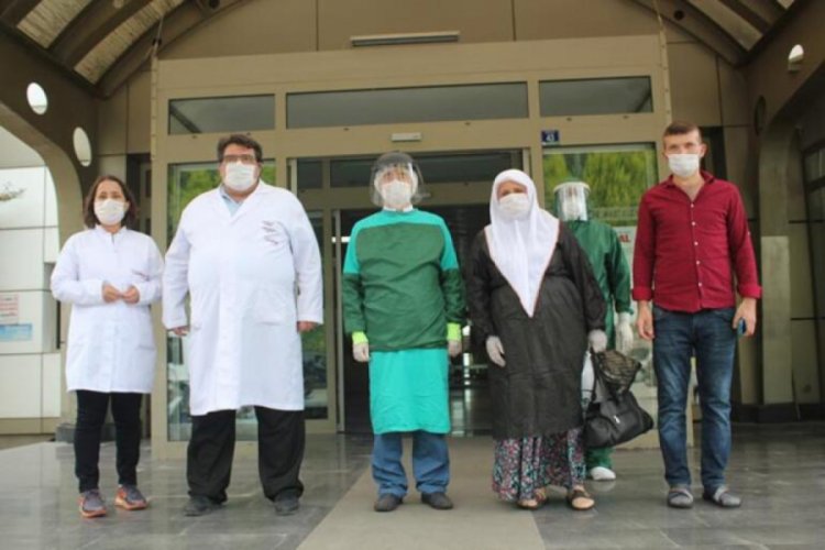 60 yaşındaki kadın 25 g&uuml;nde vir&uuml;s&uuml; yendi!