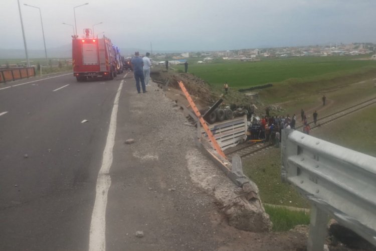 Kars'ta kamyon k&ouml;pr&uuml;den u&ccedil;tu