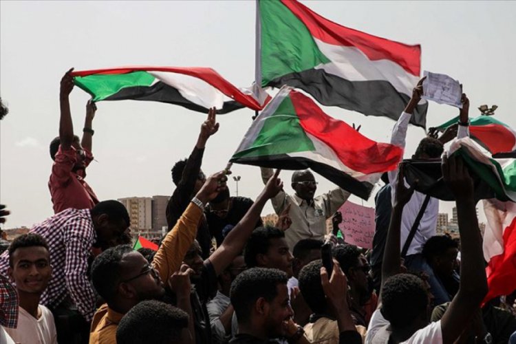 Sudan'da ge&ccedil;ici h&uuml;k&uuml;met protesto edildi