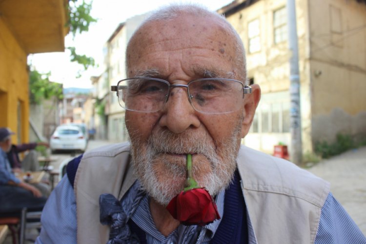 Bursa'da 62 yıldır ağzından düşürmediği gülle virüse meydan okuyor