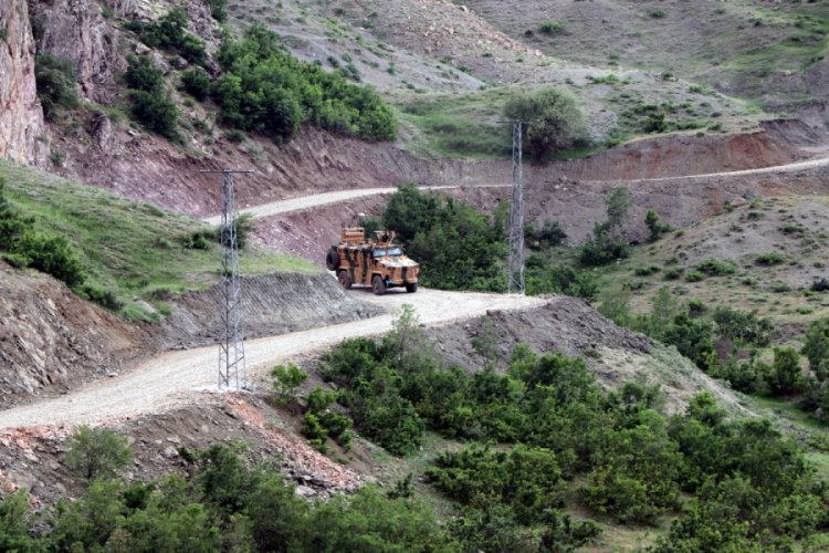 2 iş&ccedil;inin şehit olduğu b&ouml;lgede operasyonlar s&uuml;r&uuml;yor
