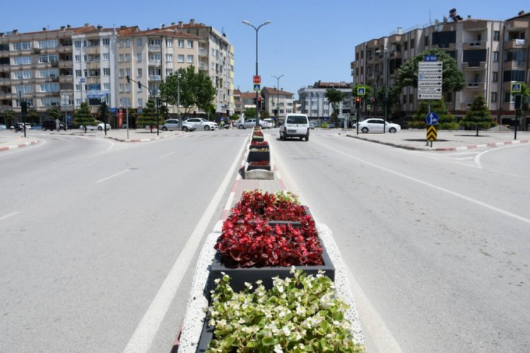Bursa İneg&ouml;l Belediyesi, ana arterlere mod&uuml;ler saksılarla estetik katıyor