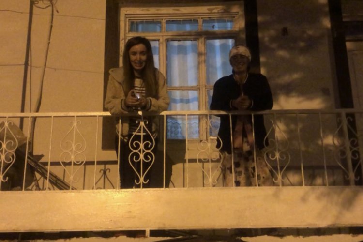 Bir il&ccedil;e sokaklarda gezen ayıyı g&ouml;rmek i&ccedil;in geceyi bekliyor