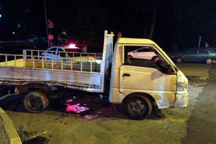 Kamyonetle hafif ticari ara&ccedil; &ccedil;arpıştı: 1 &ouml;l&uuml;, 2 yaralı