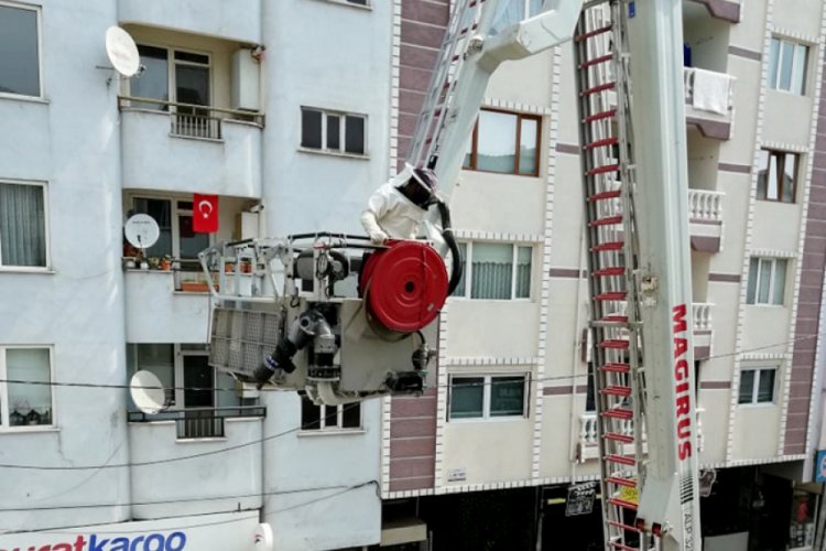 Bursa İneg&ouml;l'de apartmanın duvarında oğul veren arılar sokağı bastı