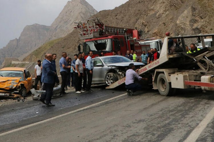 İki ara&ccedil; &ccedil;arpıştı: 2'si ağır 4 yaralı