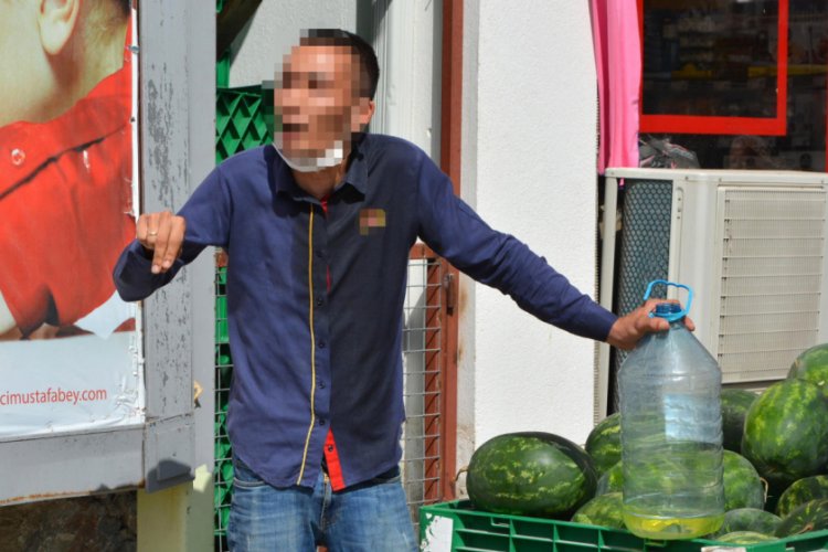 Zabıtanın ceza kesmesine kızıp, kendini yakmaya kalktı