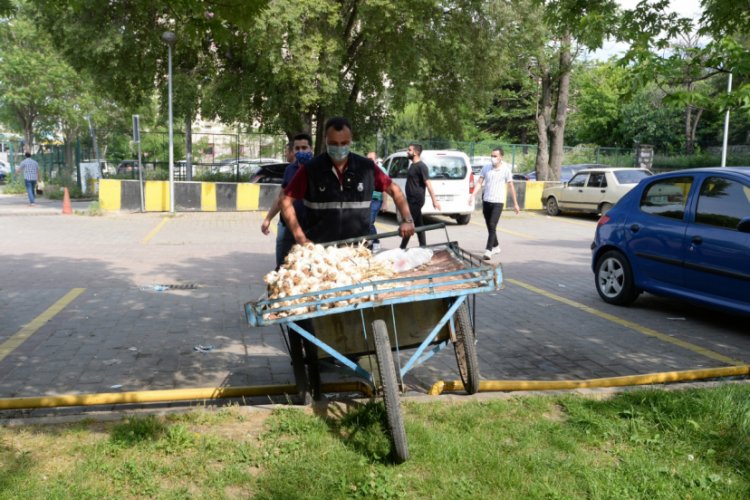 Bursa Osmangazi'de kaldırımlar yayalara kaldı