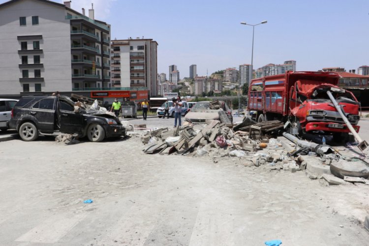 Freni boşalan kamyon, kırmızıda bekleyen ara&ccedil;lara &ccedil;arptı: 1 &ouml;l&uuml;, 3 yaralı