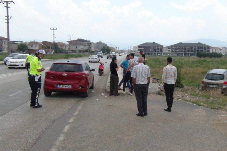 Bursa'da duran otomobile b&ouml;yle &ccedil;arptı! S&uuml;r&uuml;c&uuml; ile kızı g&ouml;zyaşlarına boğuldu