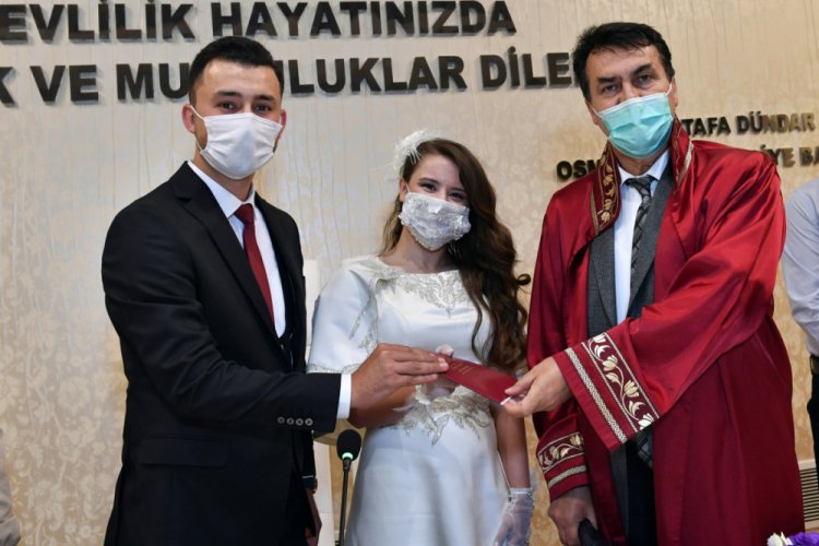 Bursa Osmangazi Belediye Başkanı D&uuml;ndar &ccedil;arşıda s&ouml;z verdi, nikahlarını kıydı