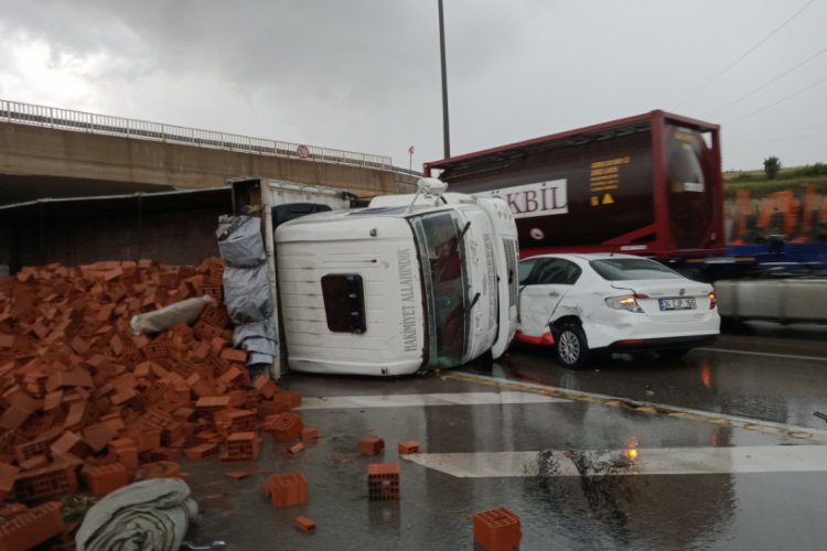 Bursa'da otomobile &ccedil;arpan TIR yan yattı