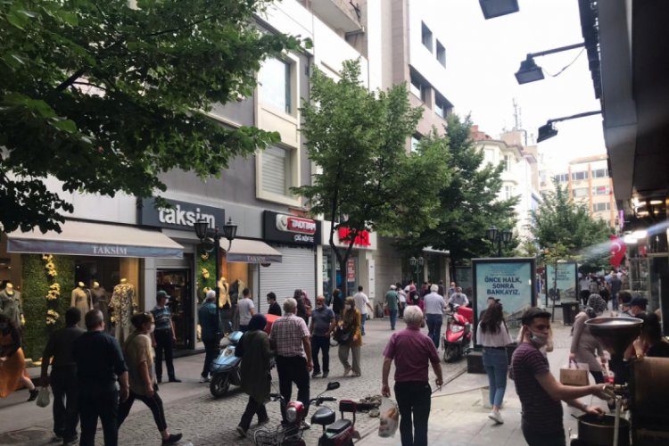 Eskişehir'de cadde ve sokaklarda insan yoğunluğu