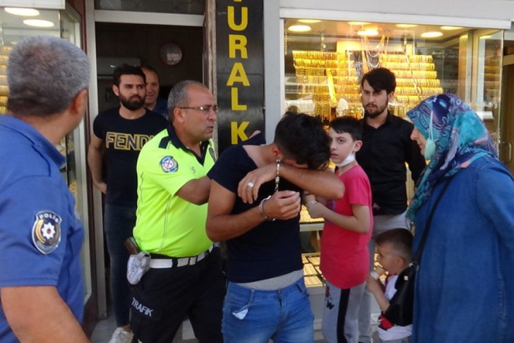 Kuyumcudan altın &ccedil;aldı, ka&ccedil;arken yakalandı