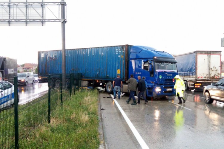 Bursa'da TIR karşı şeride ge&ccedil;ti, karayolu trafiğe kapandı