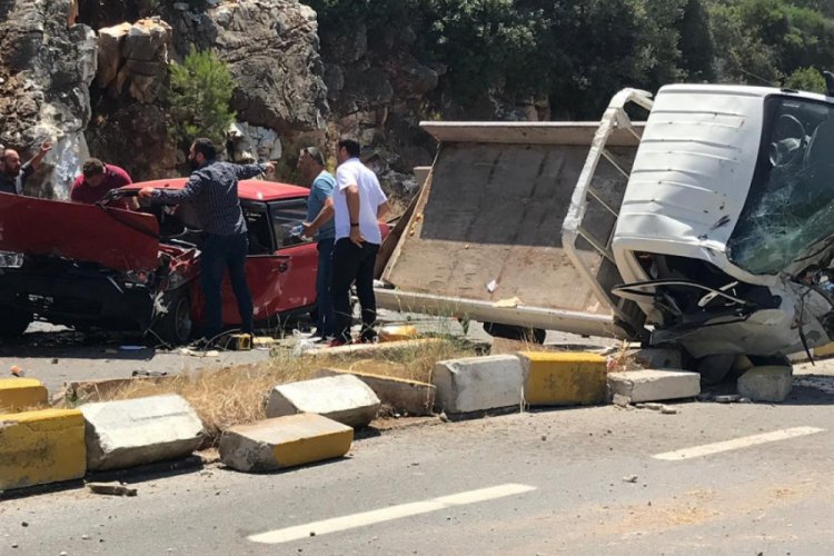 Kamyonetle otomobil &ccedil;arpıştı: 2'si ağır, 3 kişi yaralı