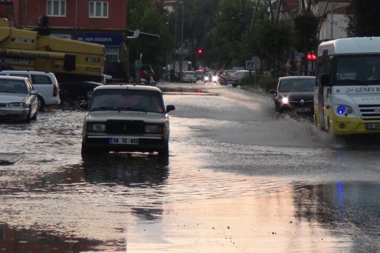 Bursa İneg&ouml;l'de yağmurla birlikte peş peşe kazalar yaşandı