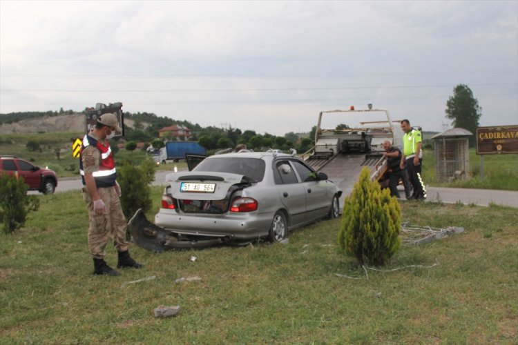 Otomobil ref&uuml;je &ccedil;arptı: 4 yaralı