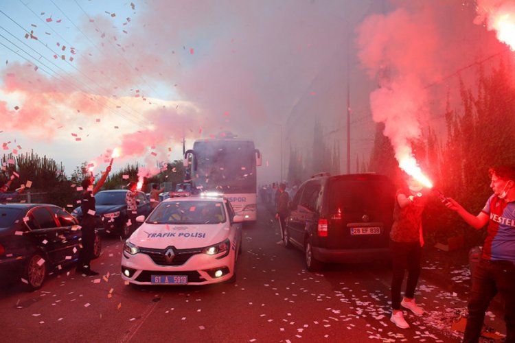 Trabzonspor &ccedil;oşkuyla uğurlandı
