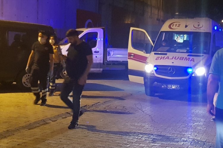 Bir ş&uuml;pheli, ara&ccedil;ta tartıştığı iki kişiyi silahla yaraladı