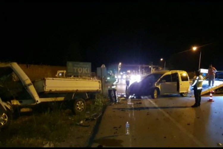 Bursa'da  kamyonet ile otomobil &ccedil;arpıştı: 2 yaralı