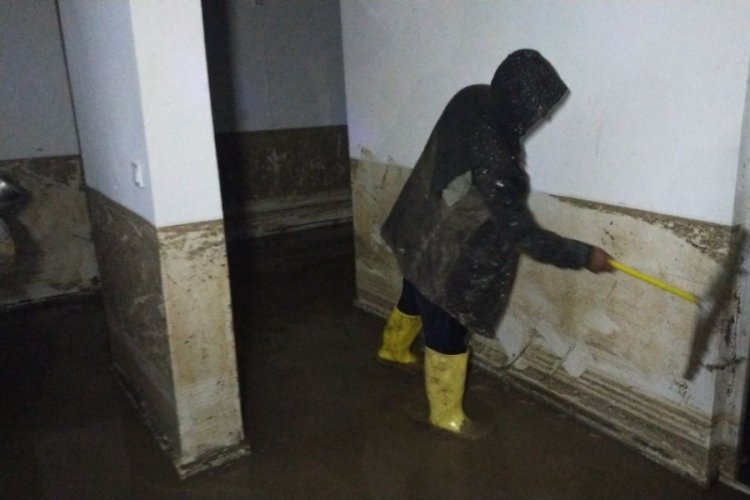 &Ccedil;orum'da bodrumları su bastı, kaleden kaya par&ccedil;aları d&uuml;şt&uuml;