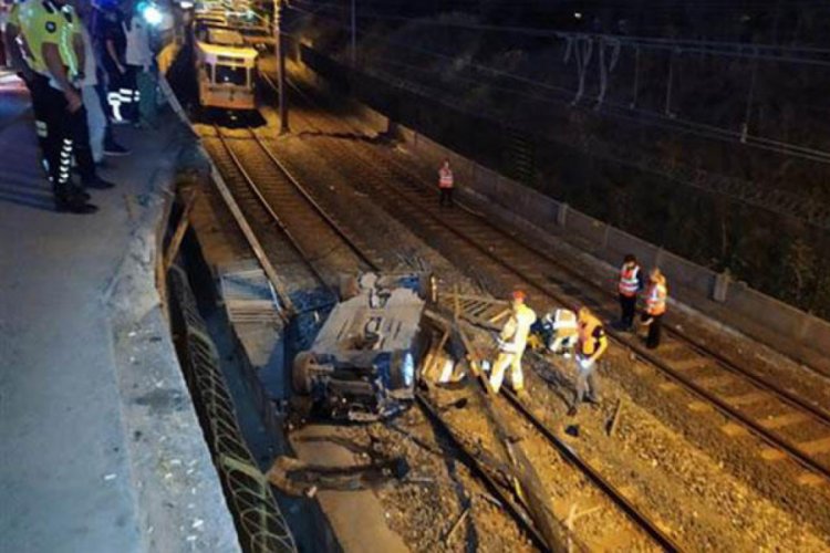 Otomobil metro raylarına u&ccedil;tu