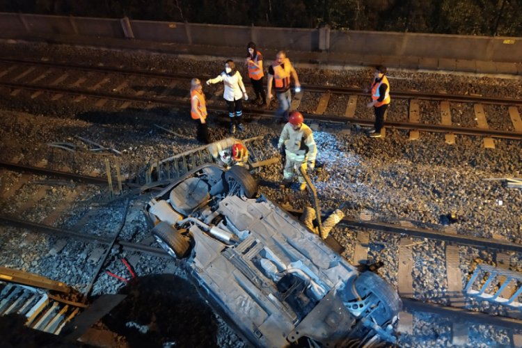 Otomobil metro raylarına u&ccedil;tu: 1 yaralı