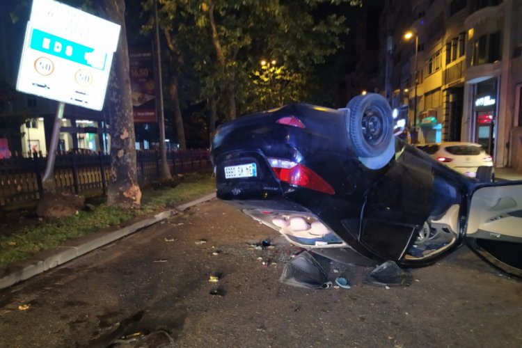 Kontrolden &ccedil;ıkan otomobil takla atarak devrildi: 2'si ağır 5 yaralı
