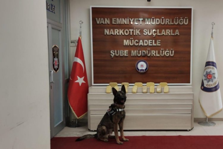 Kanepenin altında 6 kilo 771 gram eroin ele ge&ccedil;irildi