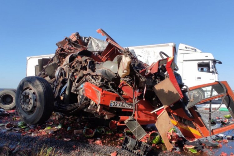 17 yaşındaki Tunahan, kullandığı kamyonla TIR'a &ccedil;arptı: 3 yaralı