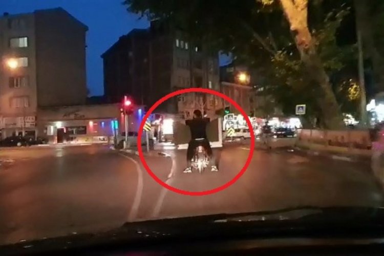 Bursa'da motosikletle dolap taşıdılar