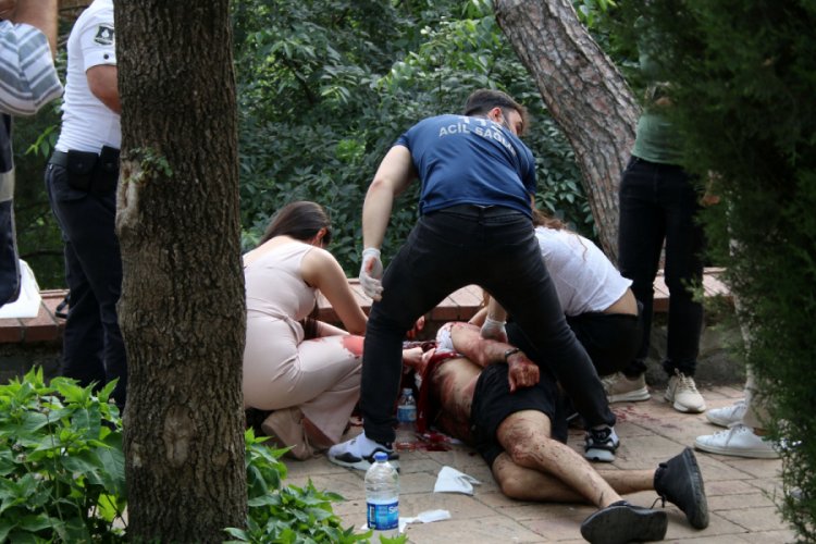 Arkadan saldırıp kırık şişeyi boğazına sapladı