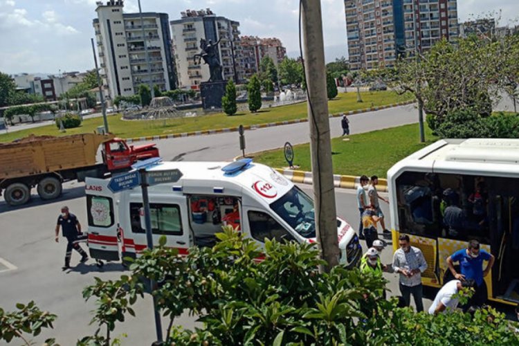 Kavşakta kamyonla otob&uuml;s &ccedil;arpıştı, korkudan bayılan yolcu hastaneye kaldırıldı