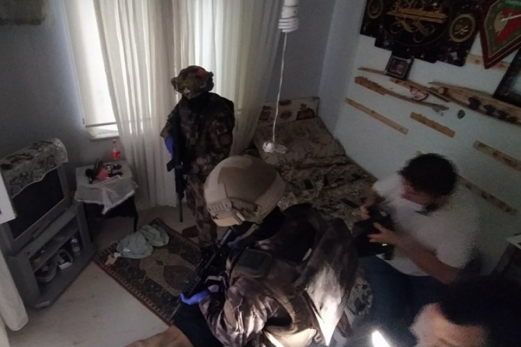 Bursa'da bin polisin katıldığı uyuşturucu operasyonunda g&ouml;zaltına alınan 18 kişi adliyede