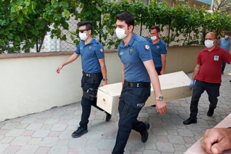 Boşanma davası a&ccedil;an eşinin boğazını kesti