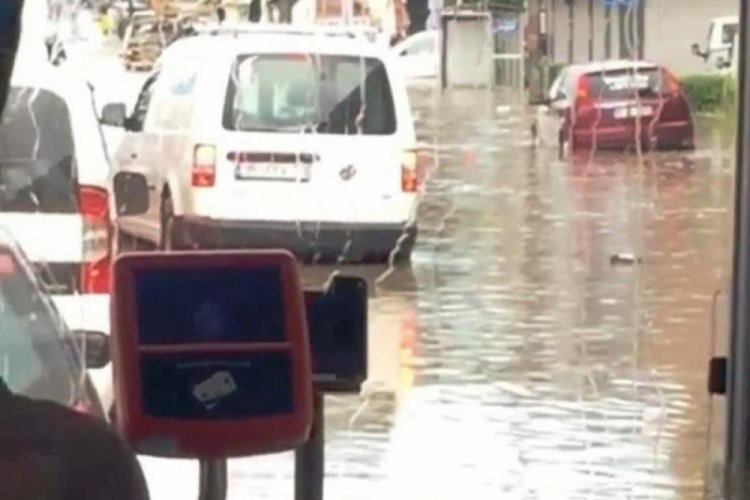 Sağanak yağış, dakikalar i&ccedil;erisinde İzmir'de hayatı fel&ccedil; etti