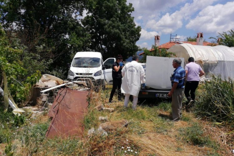 Cezaevinden firar etti! 2 aracı &ccedil;alıp, 3 kişiye &ccedil;arptı