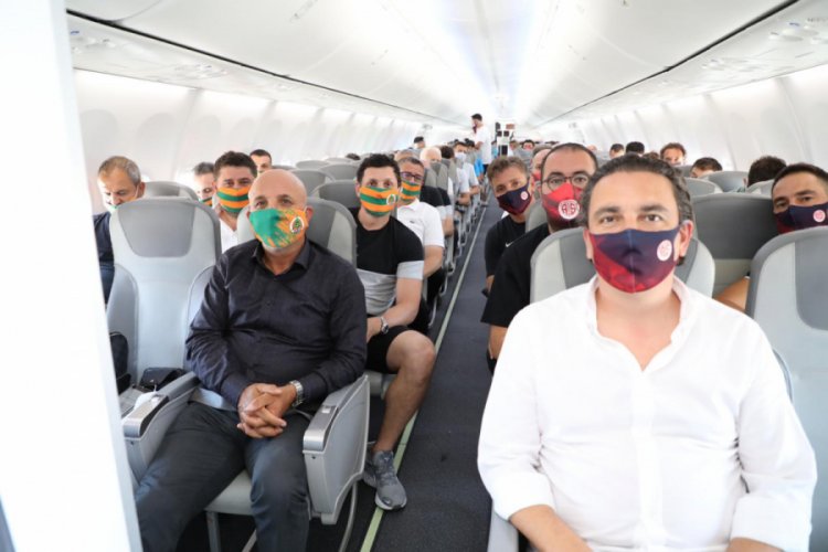 Alanyaspor ve Antalyaspor aynı u&ccedil;akta İstanbul'a yola &ccedil;ıktı