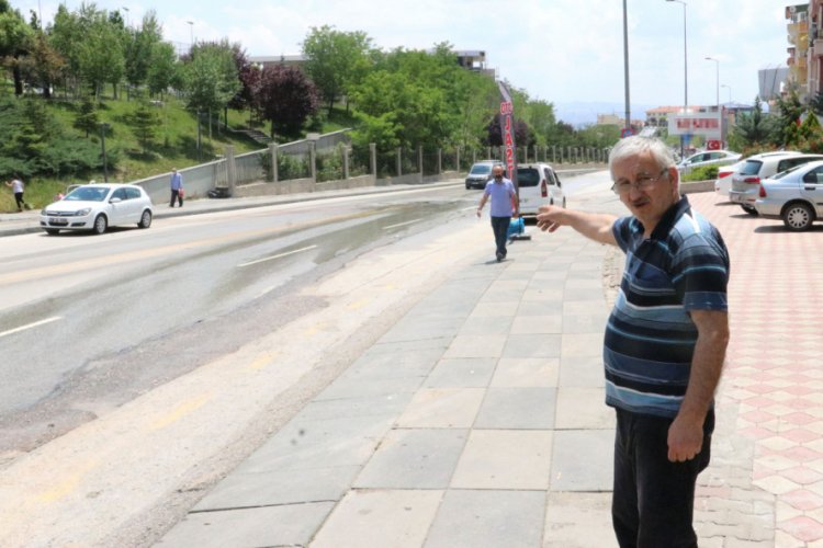 Ankara'da sele kapılan kişiyi, mahalle bakkalı kurtarmış