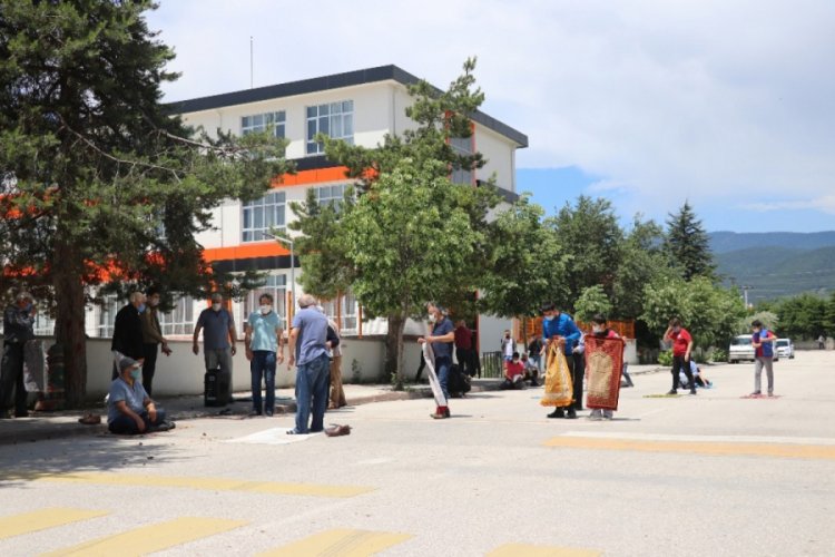 Bolu'da, cuma namazı i&ccedil;in trafiğe a&ccedil;ık yol kapatıldı
