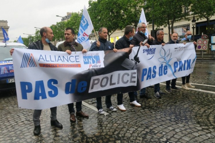 Fransa'da İ&ccedil;işleri Bakanı Castaner'e tepki g&ouml;steren polislerden protesto