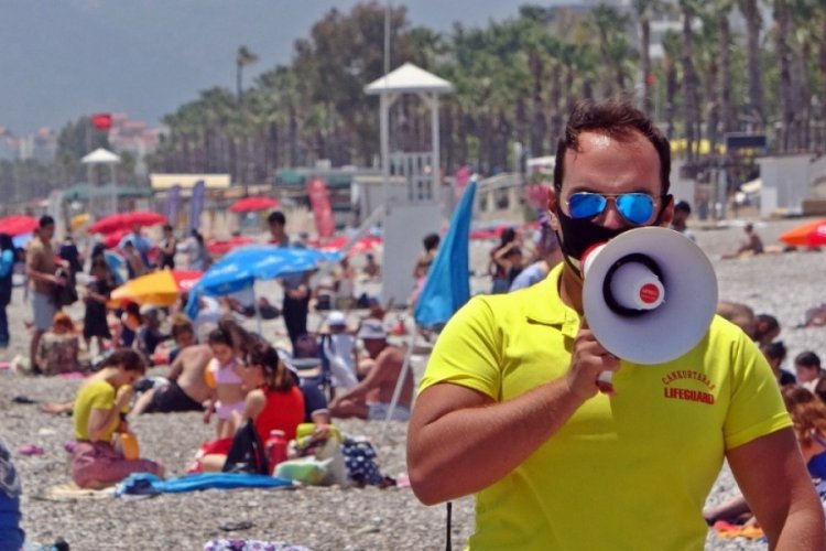 Antalya'da denizdeki 'sosyal mesafeyi' cankurtaranlar sağlıyor