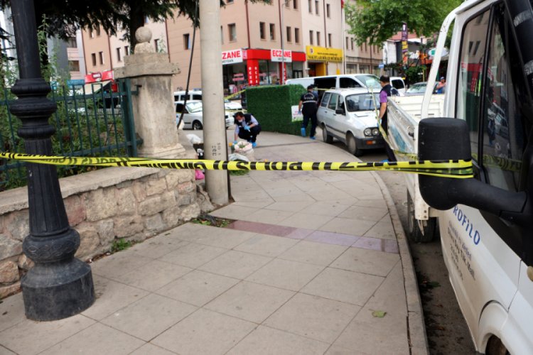 12 yıl &ouml;nce ağabeyini &ouml;ld&uuml;ren amcasının oğlunu bı&ccedil;akladı