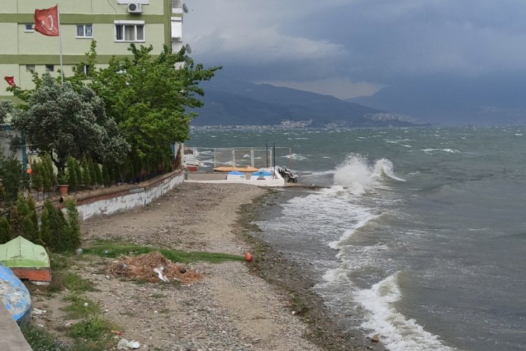 Bursa'da gemileri bile sürükleyen fırtınada jet ski ile dalgalara meydan okudu