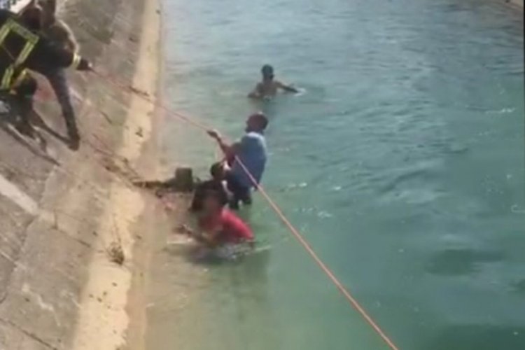 Kanala d&uuml;şen &ccedil;ocuğu itfaiye ile vatandaşlar kurtardı