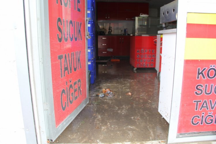 İzmir'de d&uuml;kkan ve ara&ccedil;lar sular altında kaldı