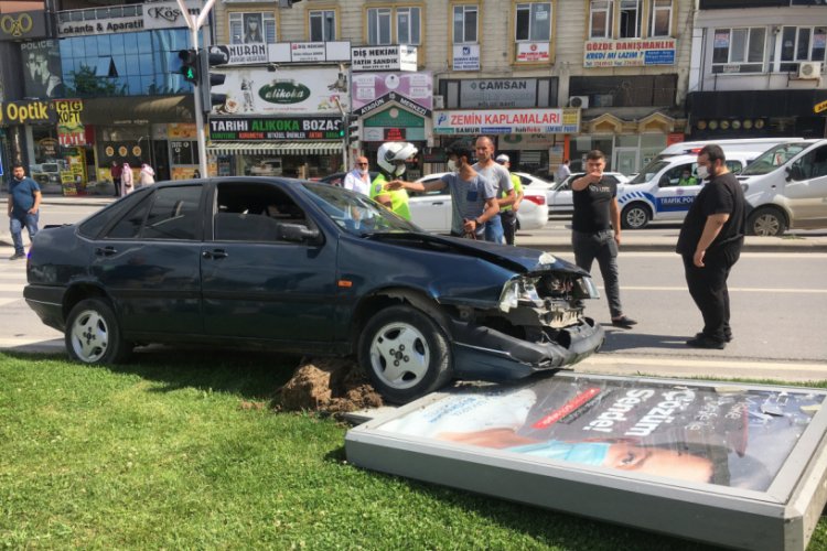 Tırın s&uuml;r&uuml;klediği ara&ccedil; kaldırımdaki reklam tabelasına &ccedil;arparak durabildi